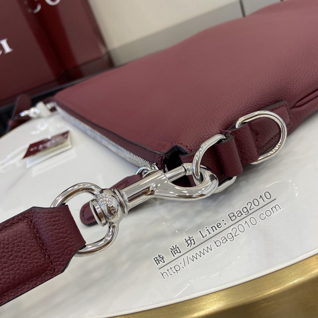 Gucci專櫃古馳最新款Body雙鎖扣粒面軟皮小號男士肩背包 jh2468型號：801887